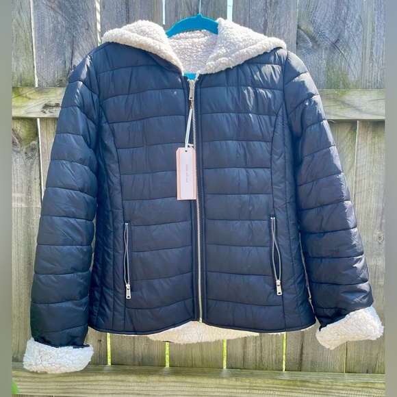 Black & Cream Reversible Hooded Faux Sherpa Jacket Size L NWT - Picture 3 of 9